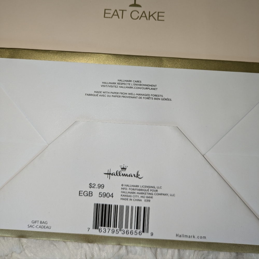 ❤ Birthday Gift Bags | Celebration Party Gift | Paper Gift Bag | Hallmark - Picture 3 of 16